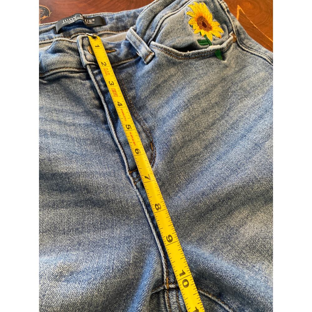 Judy Blue High Rise Sunflower Embroidered Raw Hem Jean SZ 7/28 - Picture 6 of 8